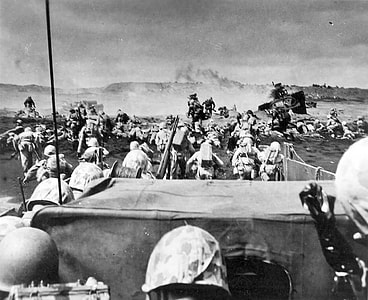 Marines landing on the beach at Iwo Jima, World War II thumbnail