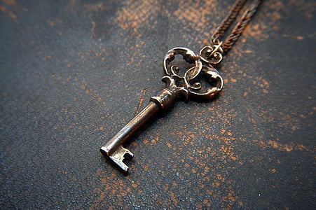closeup photo of brown skeleton key thumbnail