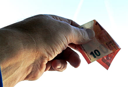 person holding 10 euro bankote thumbnail