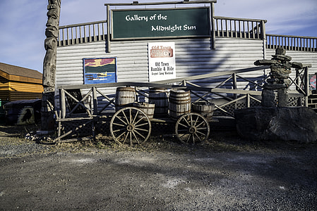 Gallery of the Midnight sun with Wheelbarrow in front in Yellowknife thumbnail