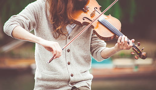 woman playing violin thumbnail