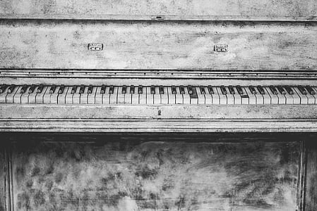 white and gray piano thumbnail