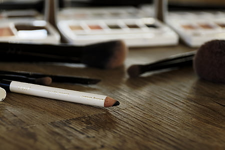 eyeliner pencil on table thumbnail