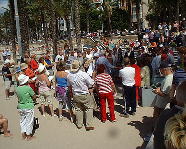 Late morning community singing in Benidorm, Spain thumbnail