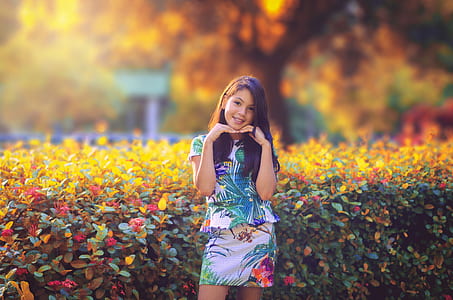 selective focus photography of girl thumbnail