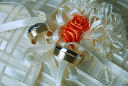 Gold Wedding Rings thumbnail