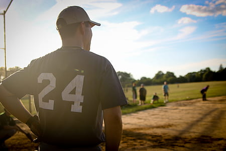 man wearing black and white crew-neck shrit thumbnail