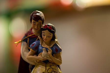 Snow White ceramic figurine thumbnail