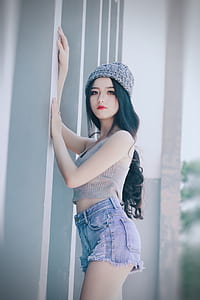 woman learning on wall outdoor thumbnail