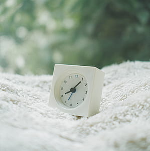 analog clock pointing at 8:05 thumbnail