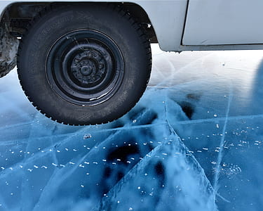 white car on ice thumbnail