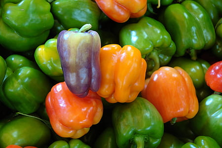 pile of green and orange bell peppers thumbnail
