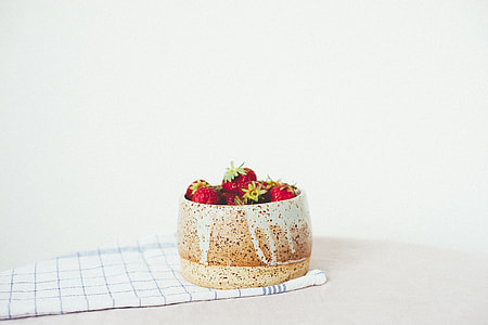 Strawberries in a bowl thumbnail