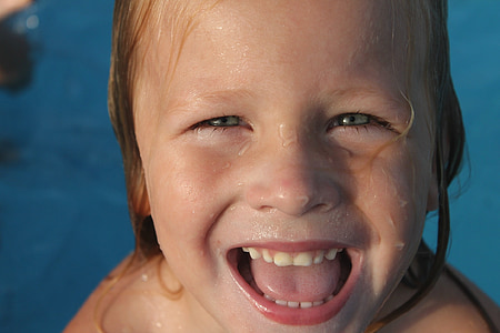 blonde hair girl smiling while looking to the camera thumbnail