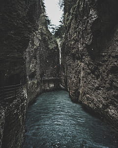 river between mountains thumbnail