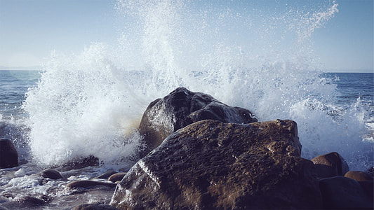 wave crashing on stone thumbnail
