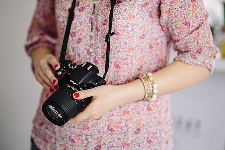Woman in pink with her camera thumbnail