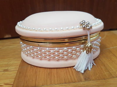 beaded pink and white tassel wallet on brown slab\ thumbnail