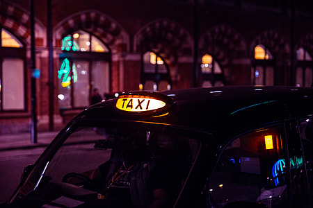 A black London taxi waits for business thumbnail
