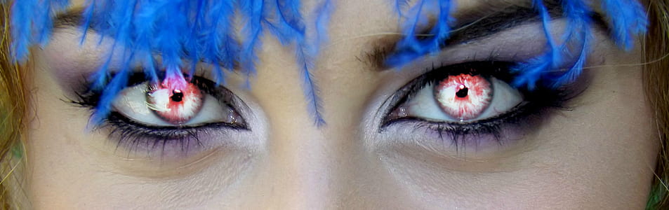 person using contact lense thumbnail