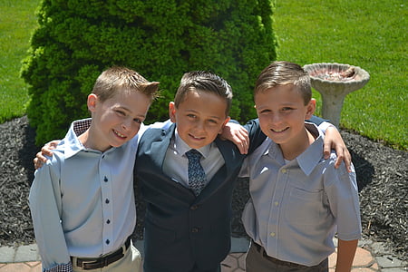 three boys taking a groupie thumbnail