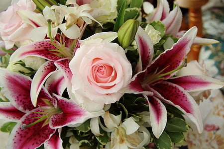 closeup photography of white-and-pink rose flowers and pink stargazer lilies bouquet thumbnail