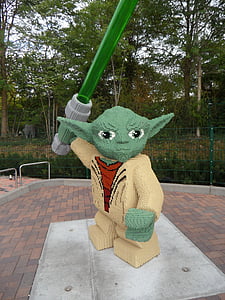 Grand Master Yoda toy brick statue thumbnail