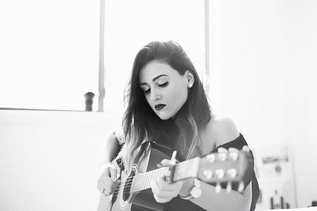 woman playing guitar thumbnail