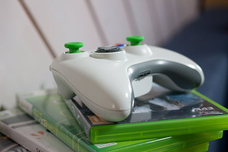 white Xbox 360 controller on Halo 4 game case thumbnail