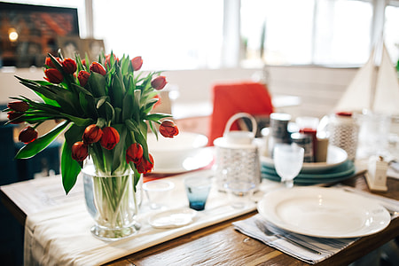 Table decorations with red flowers thumbnail