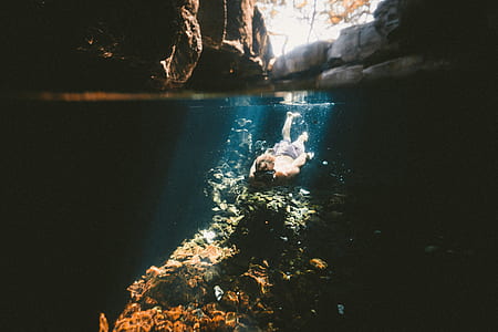 man wearing goggles swimming underwater thumbnail