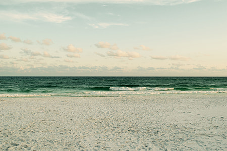 photo of horizon under cirrus clouds thumbnail