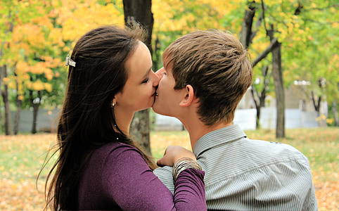 man and woman kissing under the tree thumbnail