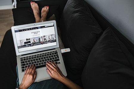 Woman working on the laptop thumbnail