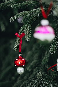 Old-fashioned Christmas tree ornaments thumbnail