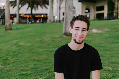 man wearing black crew-neck t-shirt thumbnail