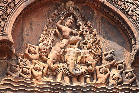 photo of brown elephants sculpture thumbnail