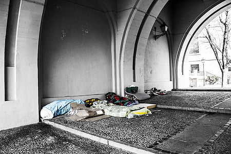 selective photograph of shirt on tunnel thumbnail