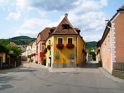 houses near mountains thumbnail