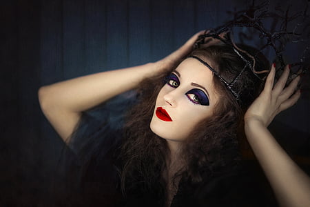 brown haired wearing black crown with black background thumbnail