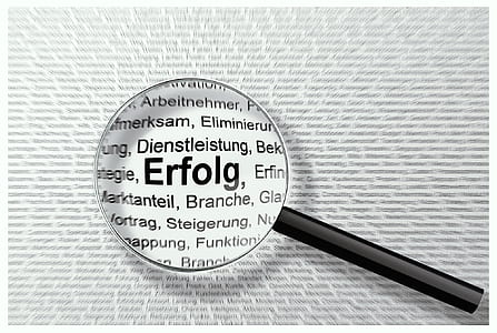 magnifying glass on erfolg text thumbnail
