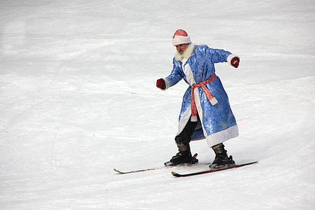 man riding on the ski blades thumbnail