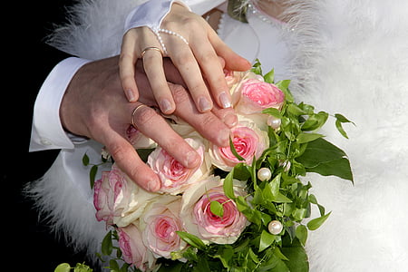 pink-and-white rose bouquet thumbnail