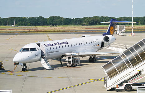 Luthansa Regional airplane during daytime thumbnail