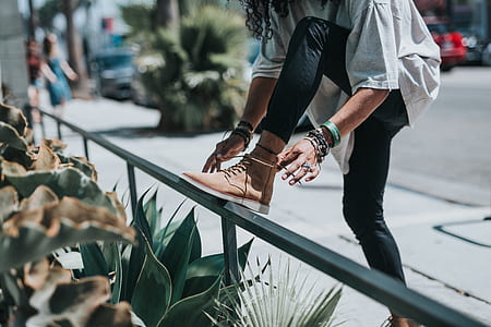 woman tying her shoelace thumbnail