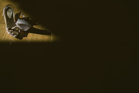 brides shoe, wedding shoe, shadow, highlight thumbnail