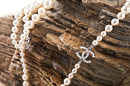 beaded pearl Chanel necklace thumbnail