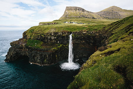 waterfalls rushing on sea thumbnail