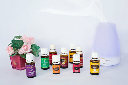 white aroma diffuser with essence bottles thumbnail