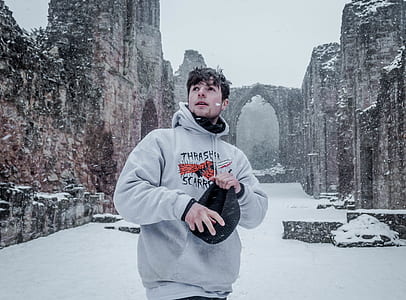 man in gray pullover hoodie looking at the sky thumbnail